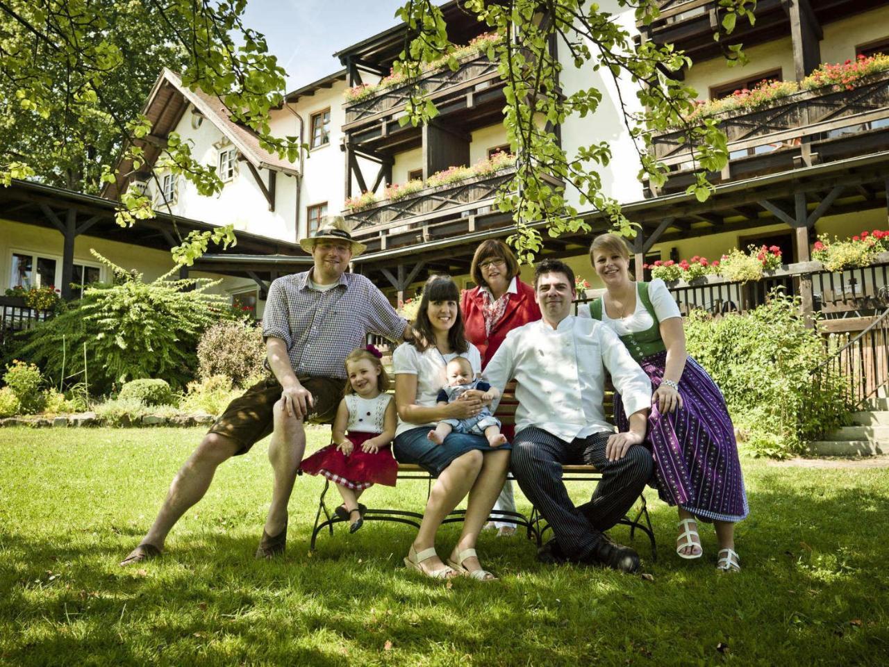 Hotel Zur Waldbahn ซวีเซิล ภายนอก รูปภาพ